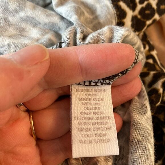 Charter Club tie neck leopard print stretch blouse w/amazing buttons🐆 - Picture 10 of 10